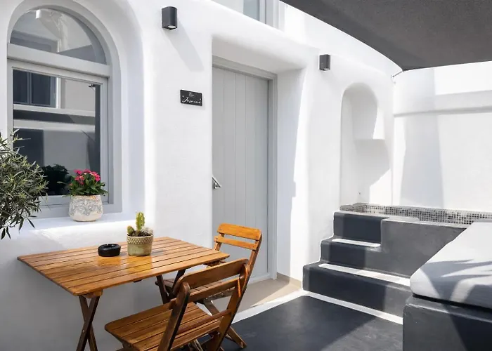 Tiara Santorini סנטוריני